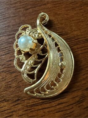 Western Germany Gold-Tone Faux Pearl Accent Pendant - Elegant Leaf Design